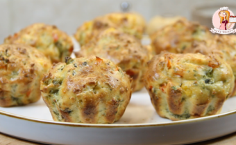 Закусочные маффины с овощами и творогом